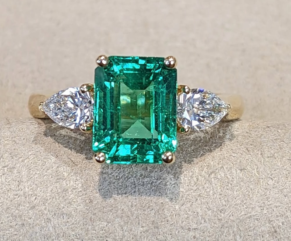 Certified 8 Ct -Emerald Cut Lab Grown Green Emearld & Lab Grown Diamond D VVS1 Engagement Ring: Certified 8 Ct -Emerald Cut Lab Grown Green Emearld & Lab Grown Diamond D VVS1 Engagement Ring 14KT Solid White Gold -Ring Size US - 6 - Side stone 0.70 Ct Lab Grown Diamonds D vs1 - Pear Cut