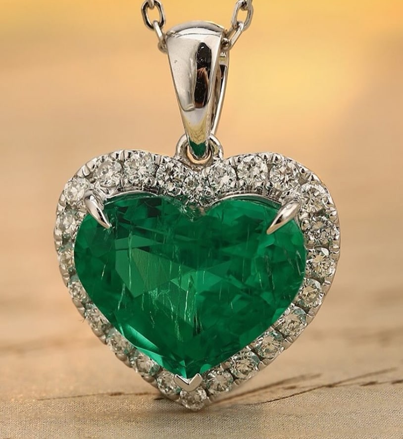 Certified 15 Ct - Heart Cut Lab Grown Green Emearld Pendant 14KT Solid White Gold: Certified 15 Ct - Heart Cut Lab Grown Green Emearld Pendant 14KT Solid White Gold - Side stone 0.70 Ct Lab Grown Diamonds D vs1 - Round Cut