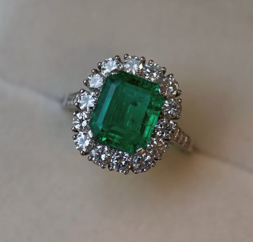Certified 8.5 Ct - Emerald Cut Lab Grown Green Emearld & Lab Grown Diamond D VVS1 Engagement Ring: Certified 8.5 Ct - Emerald Cut Lab Grown Green Emearld & Lab Grown Diamond D VVS1 Engagement Ring 14KT Solid White Gold - Ring Size US - 7 Side stone 0.70 Ct Lab Grown Diamonds D vs1 - Round Cut