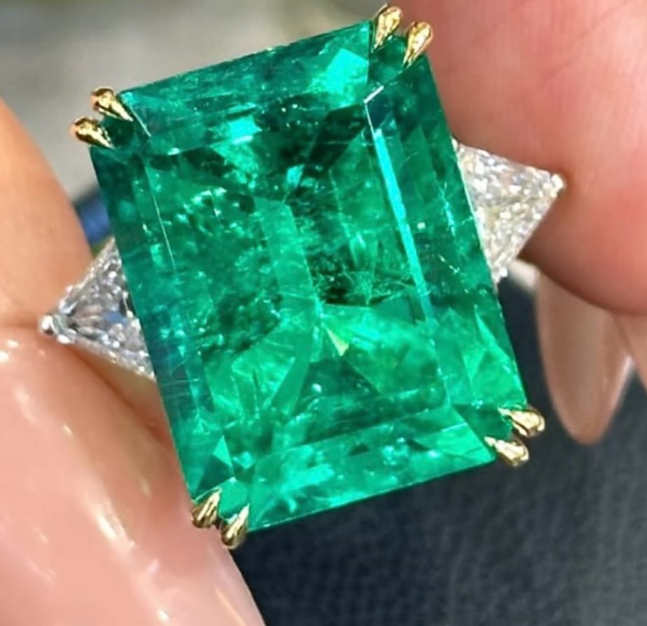 Certified 14 Ct - Emerald Cut Lab Grown Green Emearld & Lab Grown Diamond D VVS1 Engagement Ring: Certified 14 Ct - Emerald Cut Lab Grown Green Emearld & Lab Grown Diamond D VVS1 Engagement Ring 14KT Solid White Gold - Ring Size 7 Side stone 0.90 Ct Lab Grown Diamonds D vs1 - Fancy Cut