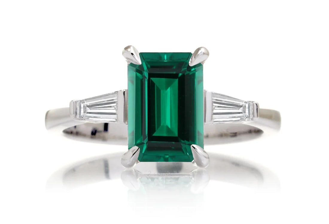 Certified 4 Ct - Emerald Cut Lab Grown Green Emearld & Lab Grown Diamond D VVS1 Engagement Ring (1 of 3)