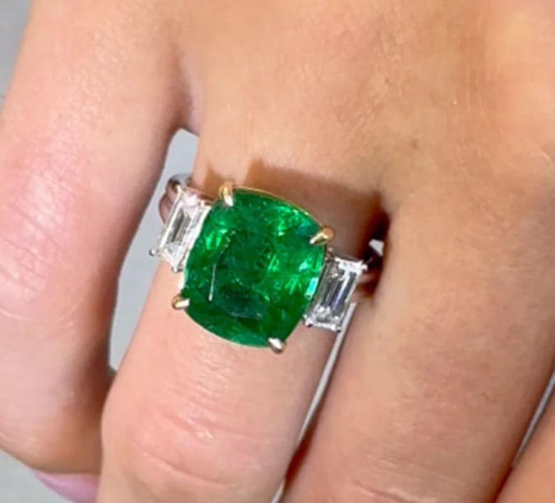 Certified 12 Ct - Cushion Cut Lab Grown Green Emearld & Lab Grown Diamond D VVS1 Engagement Ring: Certified 12 Ct - Cushion Cut Lab Grown Green Emearld & Lab Grown Diamond D VVS1 Engagement Ring 14KT Solid White Gold - Ring Size 6 - Side stone 0.80 Ct Lab Grown Diamonds D vs1 - Fancy Cut