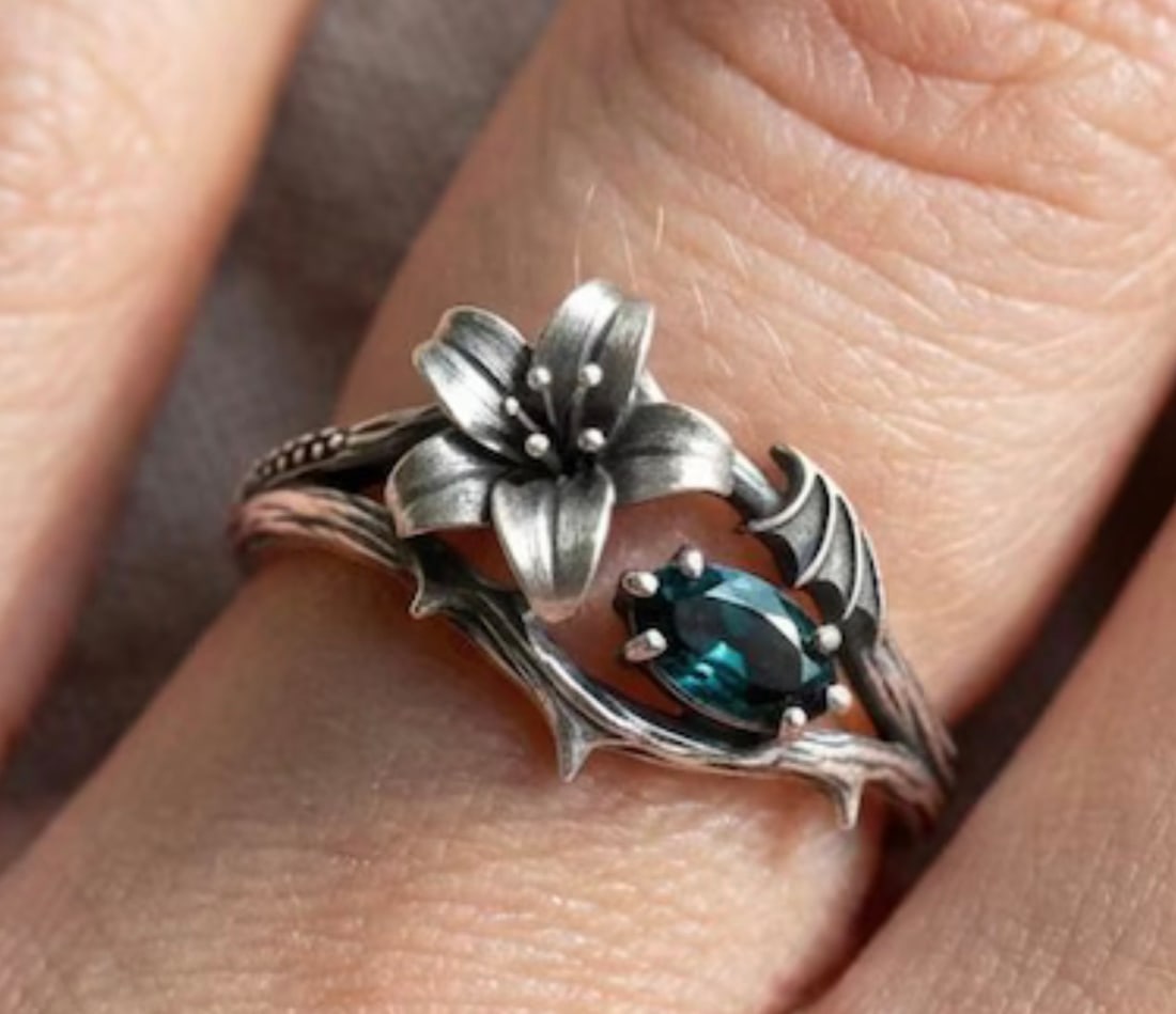 Handcrafted Vintage Sterling Silver Green Emreald Ring: Handcrafted Vintage Sterling SilverGreen Emreald Ring - Ring Size US 7 - Free Shipping | Free Resizing Available