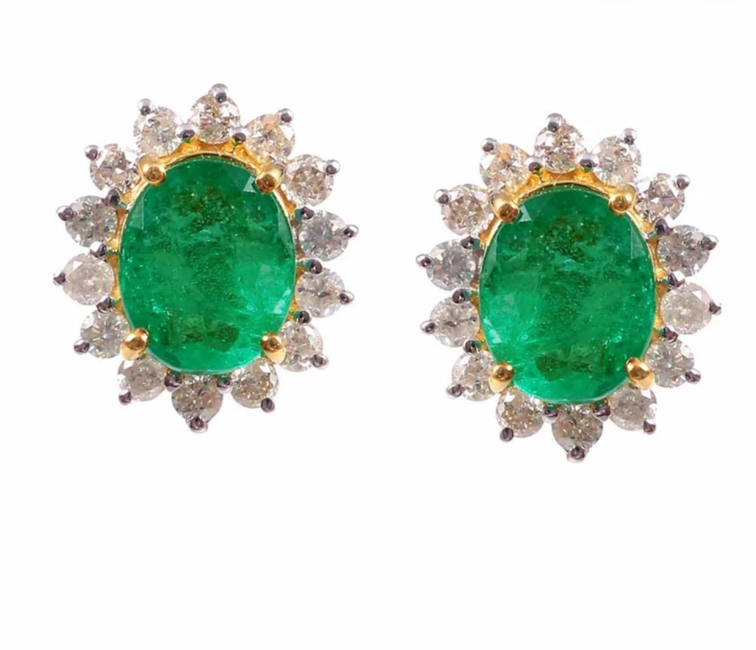 Certified 10 Carat Pear Cut E VVS1 Natural Green Emerald Earring 14KT Solid Yellow Gold: Certified 10 Carat Pear Cut E VVS1 Natural Green Emerald Earring 14KT Solid Yellow Gold - Side Stone is Natural Diamonds 0.60 CT VS2 - G Color Round Cut