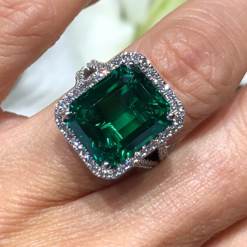 Certified 10 Ct.14kt Solid White Lab Grown Green Emerald Engagement ring: Certified 10 Ct.14kt Solid White Lab Grown Green Emerald Engagement ring - Side stone Lab Grown Diamonds Round VS1 E Color 0.50 Ct - Ring - 6