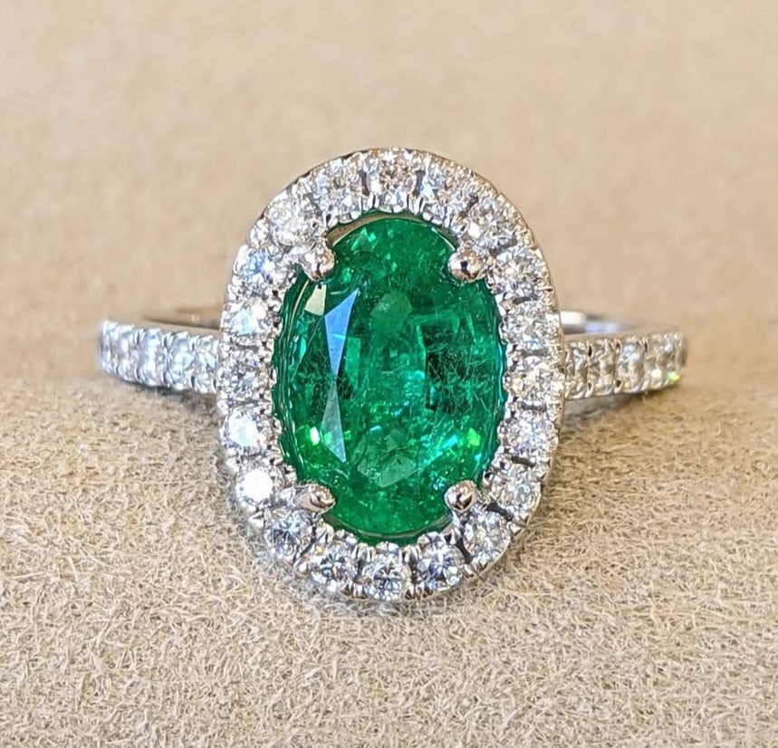 Certified 6.50 Ct -Oval Cut Lab Grown Green Emearld & Lab Grown Diamond D VVS1 Engagement Ring (1 of 3)