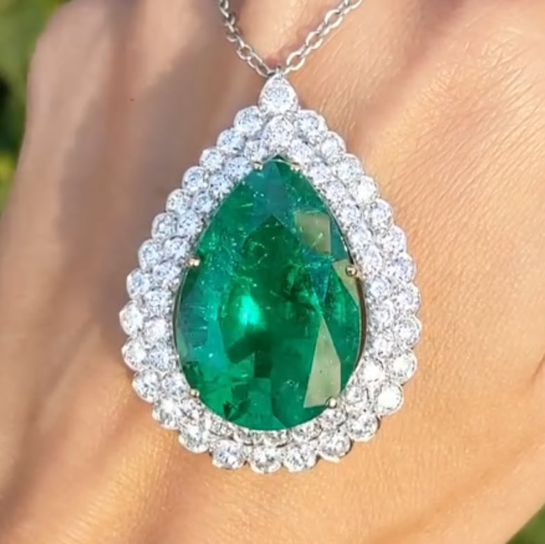 Certified 15 Ct - Pear Cut Lab Grown Green Emearld Pendant 14KT Solid White Gold: Certified 15 Ct - Pear Cut Lab Grown Green Emearld Pendant 14KT Solid White Gold - Side stone 0.80 Ct Lab Grown Diamonds D vs1 - Round Cut