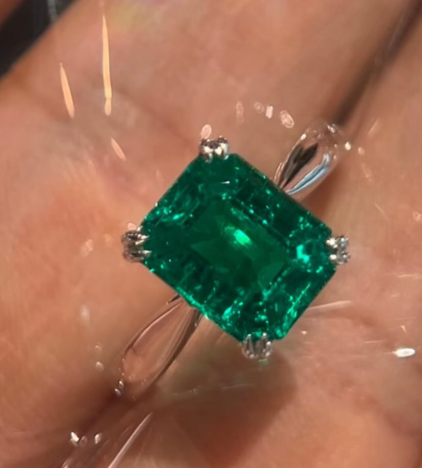 Certified 4.5 Ct - Emerald Cut Lab Grown Green Emearld - Engagement Ring 14KT Solid White and: Certified 4.5 Ct - Emerald Cut Lab Grown Green Emearld - Engagement Ring 14KT Solid White and White Gold - Ring Size US 6