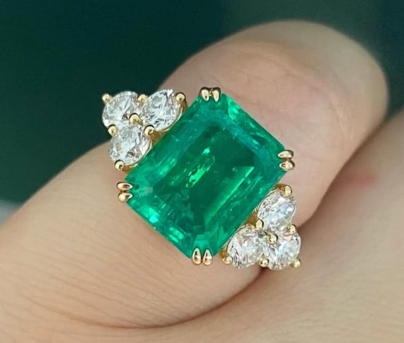 Certified 9 Ct - Emerald Cut Lab Grown Green Emearld - Engagement Ring 14KT Solid White and Yellow: Certified 9 Ct - Emerald Cut Lab Grown Green Emearld - Engagement Ring 14KT Solid White and Yellow Gold - Ring Size US - 7 Side stone 0.90 Ct Lab Grown Diamonds D vs1 - Round Cut
