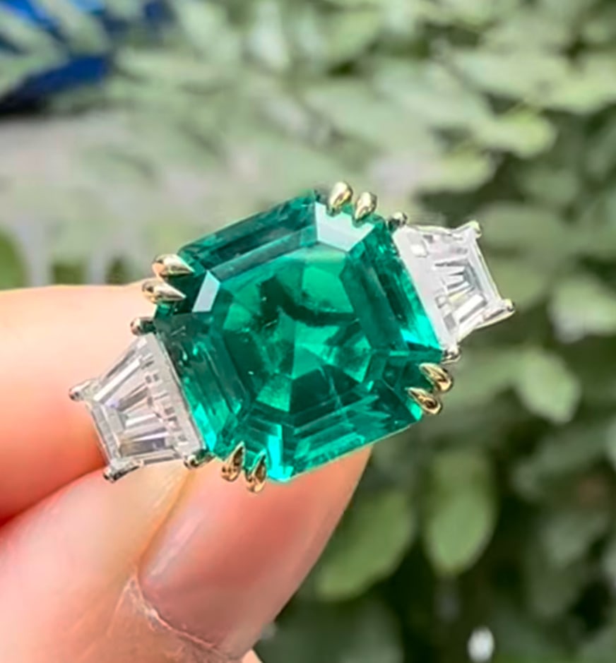 Certified 10 Ct - Asscher Cut Lab Grown Green Emearld & Lab Grown Diamond D VVS1 Engagement Ring (1 of 2)