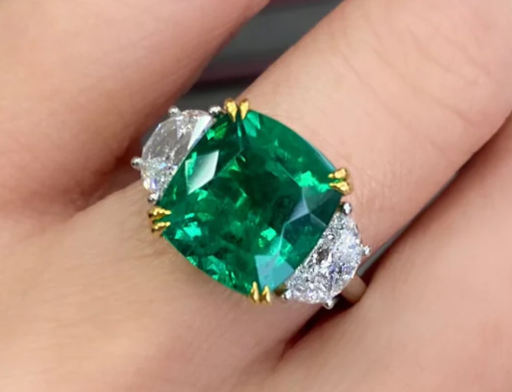 Certified 13.5 Carat Cushion Cut Lab Grown Green Emerald Engagement Ring 14KT Solid White Gold: Certified 13.5 Carat Cushion Cut Lab Grown Green Emerald Engagement Ring 14KT Solid White Gold - Ring Size US 6.5 Side stone 1.20 Ct Lab Grown Diamonds Fancy VS1 E Color