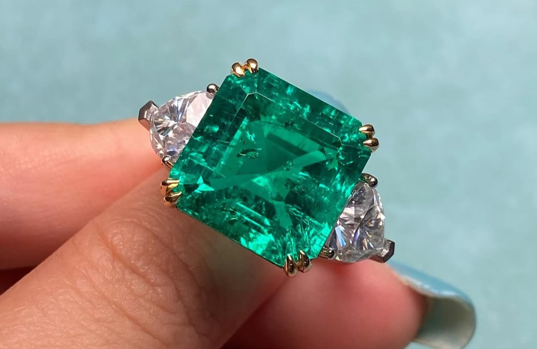 Certified 10.5 Ct - Asscher Cut Lab Grown Green Emearld & Lab Grown Diamond D VVS1 Engagement Ring: Certified 10.5 Ct - Asscher Cut Lab Grown Green Emearld & Lab Grown Diamond D VVS1 Engagement Ring 14KT Solid White and White Gold - Ring Size US - 7 Side stone 0.80 Ct Lab Grown Diamonds D vs1 - Fanc