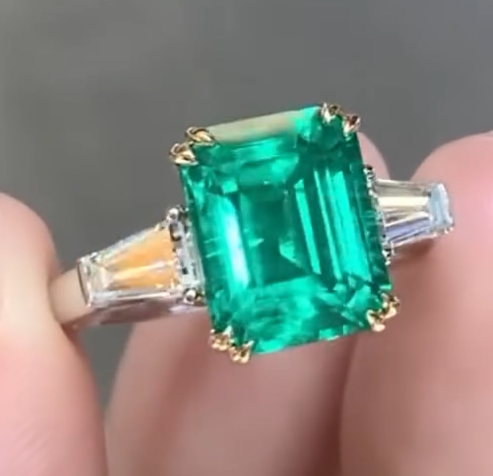 Certified 8 Ct - Emerald Cut Lab Grown Green Emearld - Engagement Ring 14KT Solid White Gold: Certified 8 Ct - Emerald Cut Lab Grown Green Emearld - Engagement Ring 14KT Solid White Gold - Ring Size US - 6 Side stone 0.80 Ct Lab Grown Diamonds D vs1 - Fancy Cut