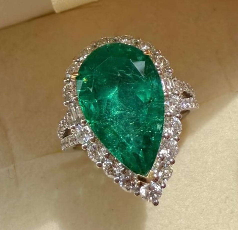 Certified 14 Ct -Pear Cut Lab Grown Green Emearld -Engagement Ring 14KT Solid White Gold: Certified 14 Ct -Pear Cut Lab Grown Green Emearld -Engagement Ring 14KT Solid White Gold - Ring Size US - 7 Side stone 0.80 Ct Lab Grown Diamonds D vs1 - Round and Fancy Cut