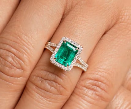 Certified 4.5 Ct - Emerald Cut Lab Grown Green Emearld & Lab Grown Diamond D VVS1 Engagement Ring (1 of 3)