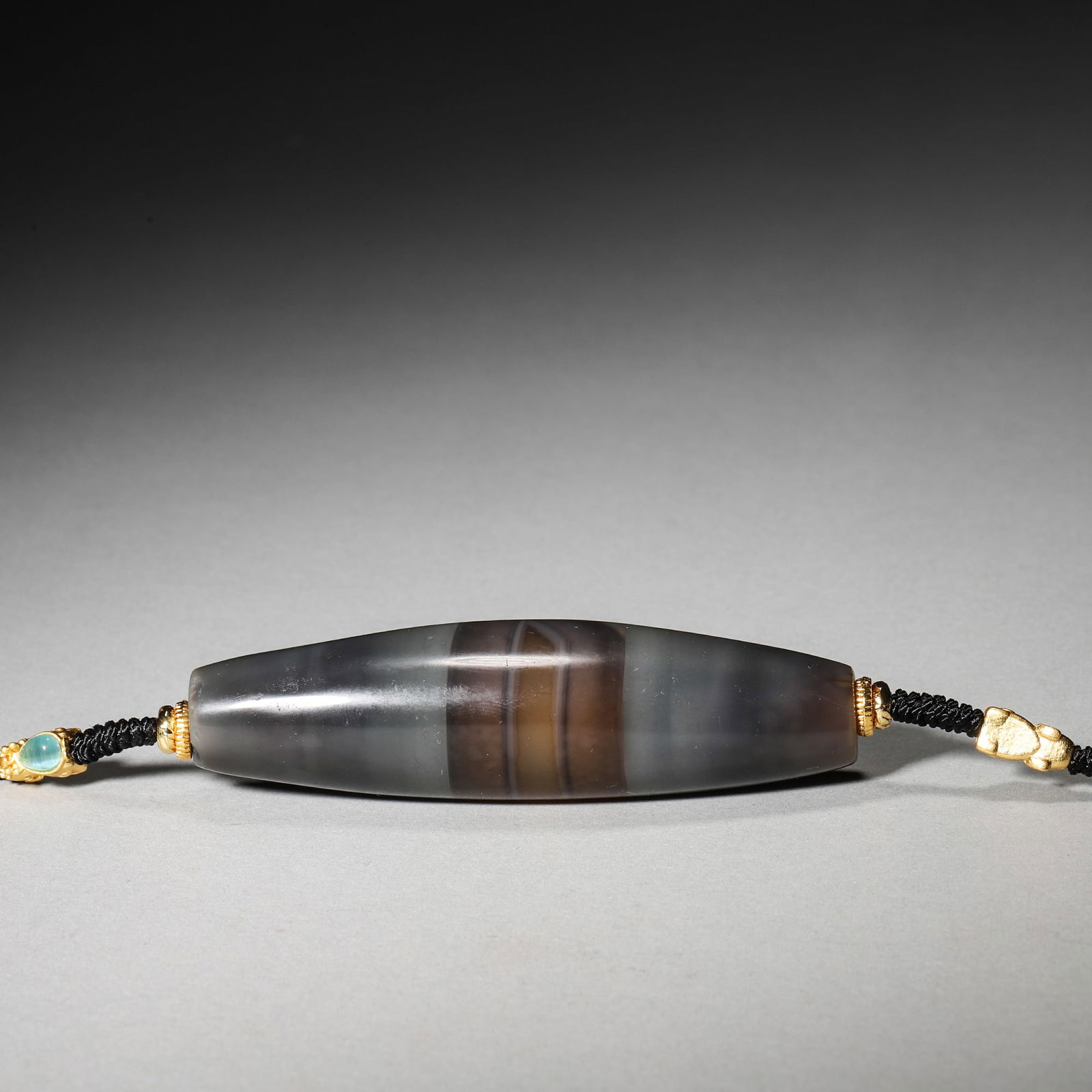 An agate bead,Ming Dynasty,China: L:8cm W:2.3cm WT:61g