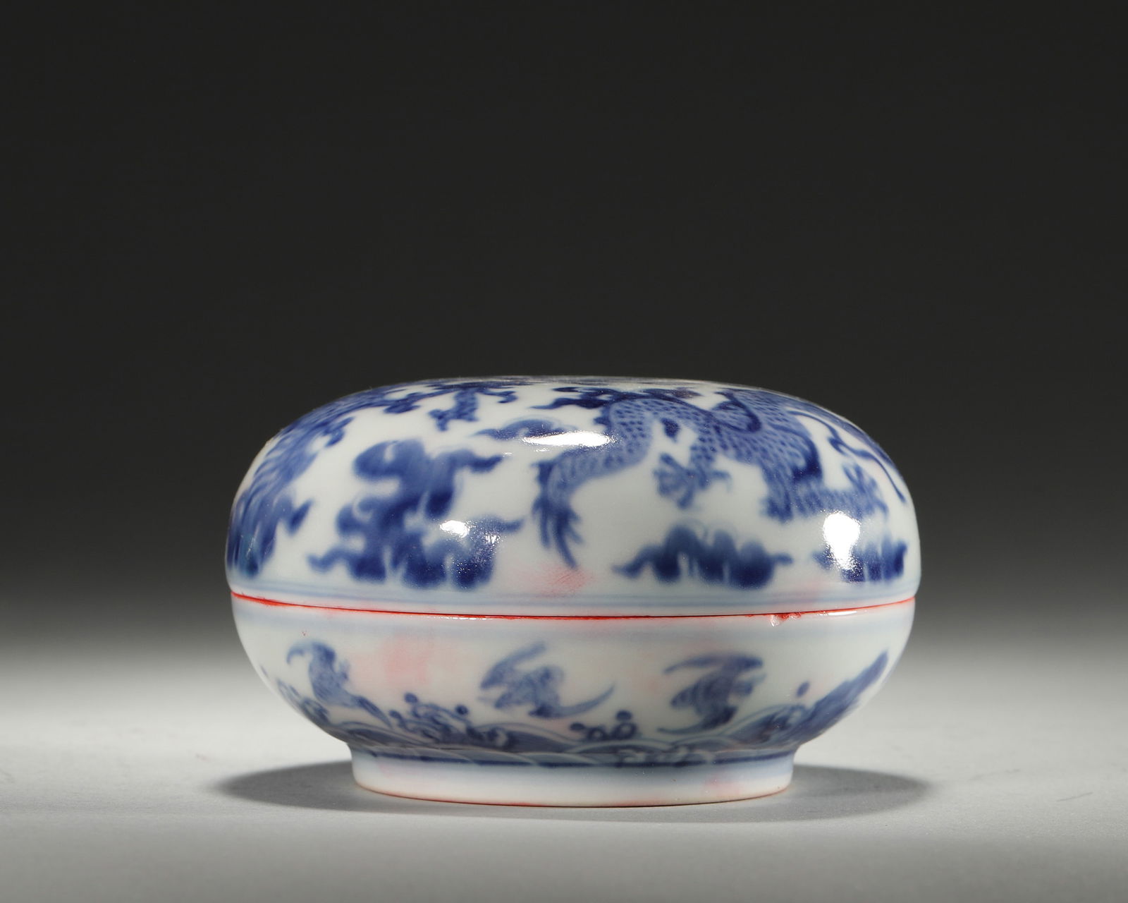 A blue and white dragon and phoenix porcelain inkpad box: 10x6cm,209g