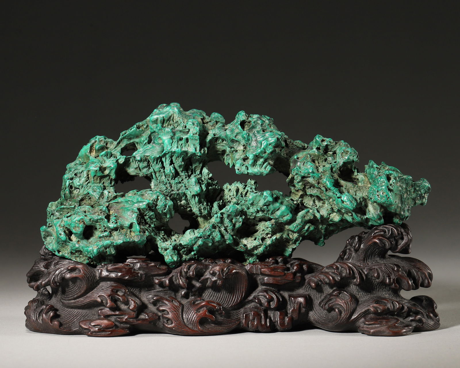 A Malachite mountain ornament: L:16cm W:4cm H:7cm WT:294g