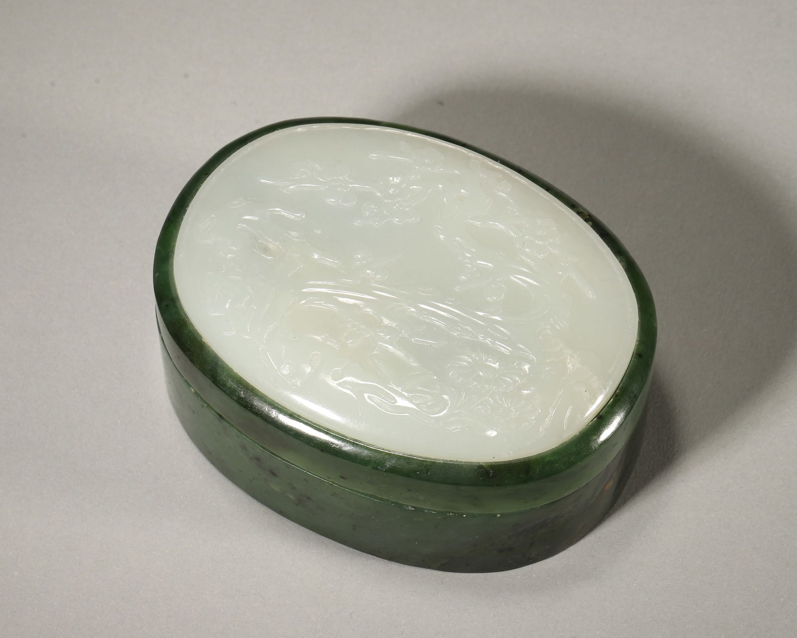 A Jasper covered box inlaid with white jade: L:9cm W:7cm H:4cm WT:333g