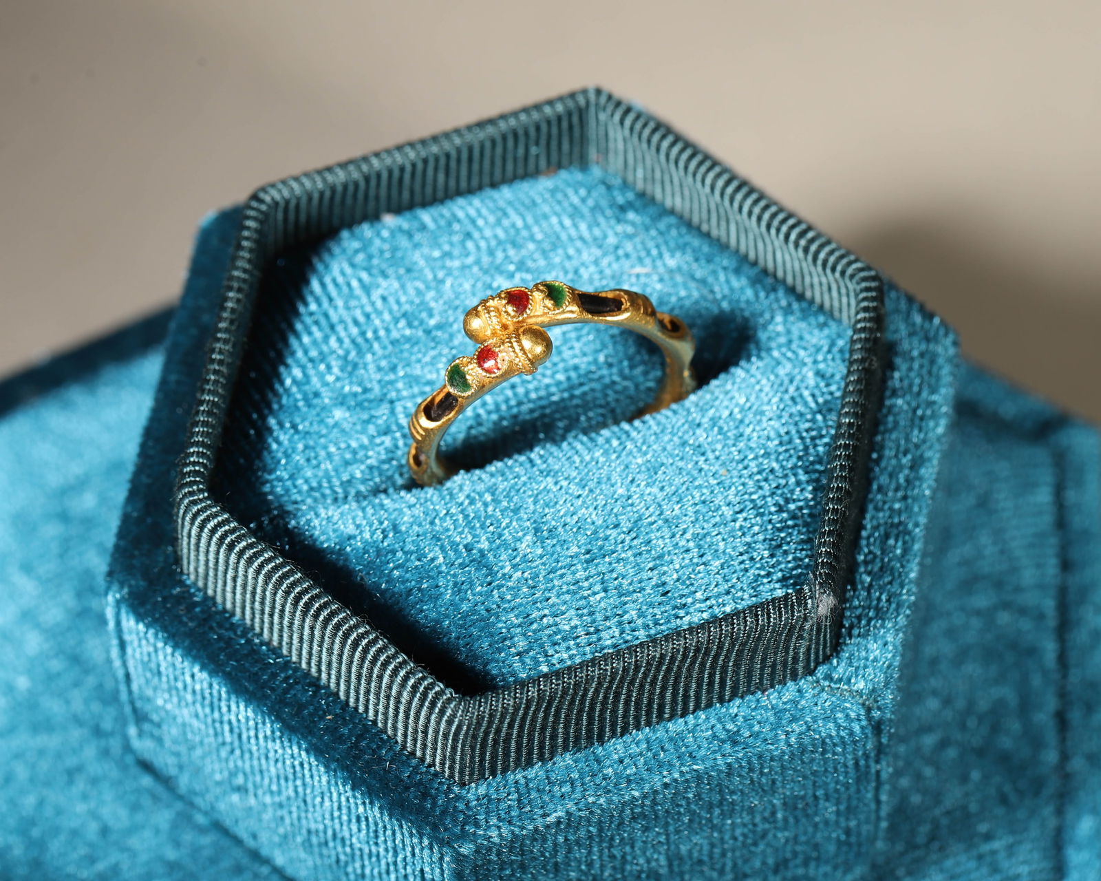 18K Gold Elephant-Tail-Hair Enamel Ring (contains a single strand of elephant tail hair, symbol of: ID Size: 1.7cm (0.67in)Weight: 3g (0.01lb)