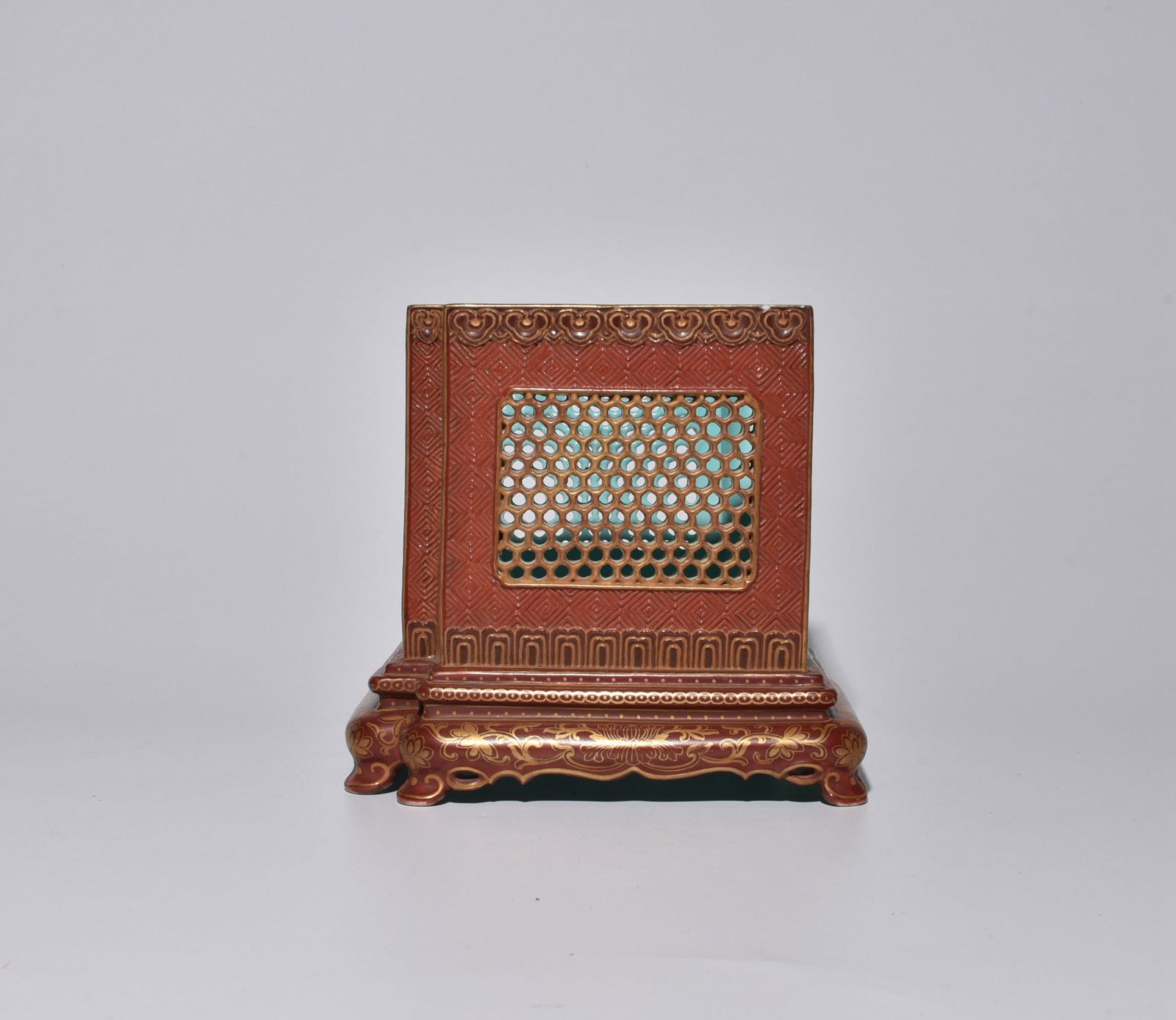 Red Ground Openwork Gilded Square Brush Pot: H:13.2cm (5.2in)L:14.2cm (5.59in)W:11.6cm (4.57in)