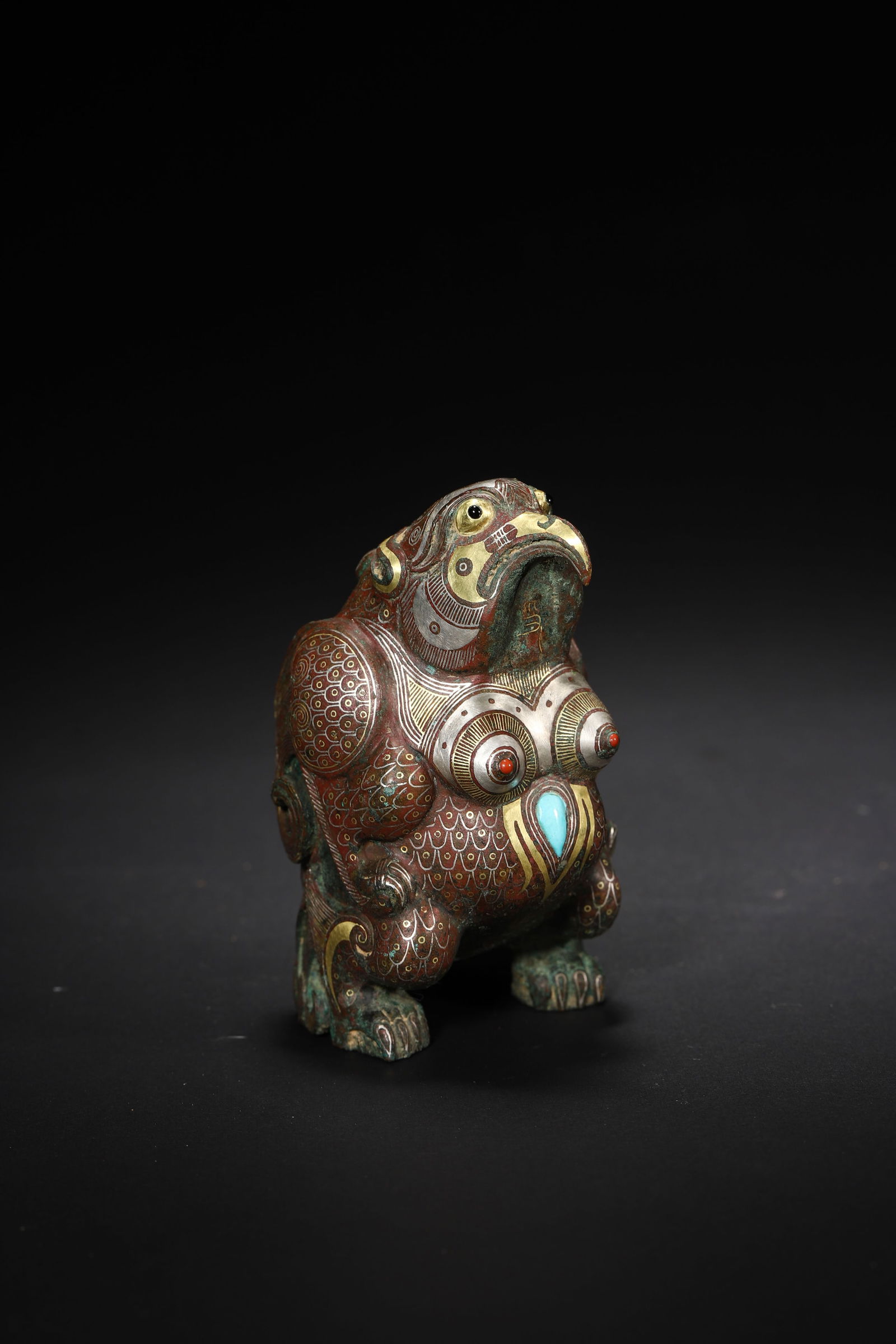 Warring States Period Gold-and-Silver-Inlaid Gemstone Eagle-Form Vessel: Width 4.5cm (1.77in), Height 8.5cm (3.35in), Weight 364.0g (0.8lb)Bronze body with gold and silver inlays of feather patterns, inlaid with agate and turquoise on the body, and the base is gilded. A Wa