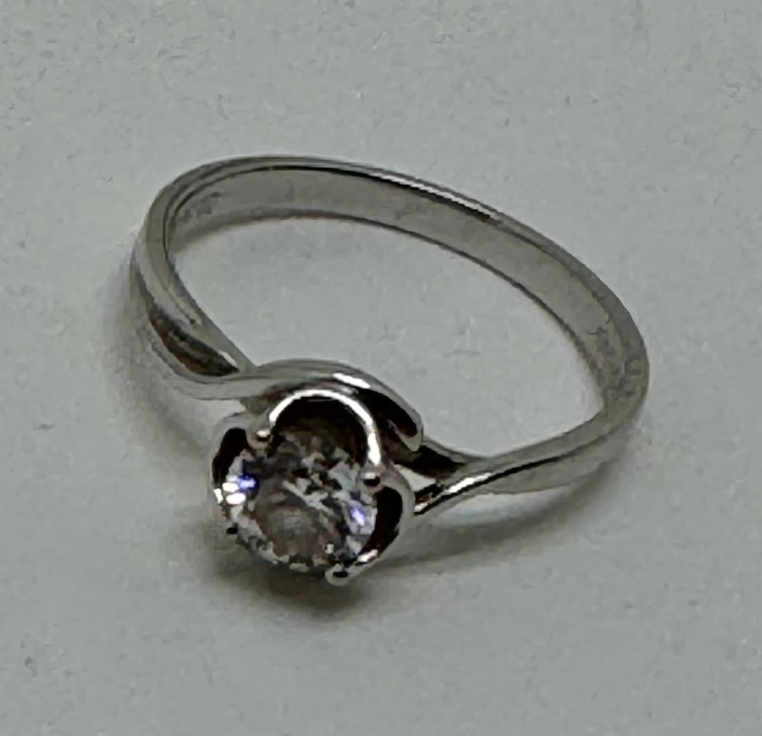 18K Diamond Lady's Ring (1 of 11)