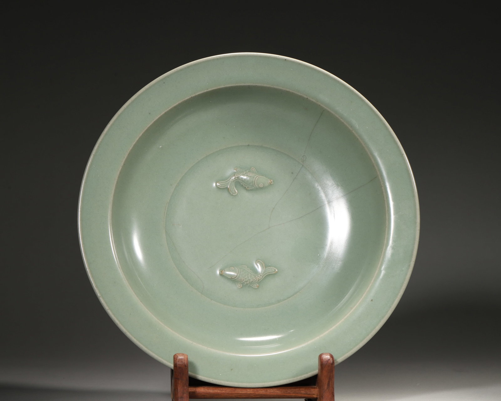 Song Dynasty Longquan Kiln Celadon Plate with Double-Fish Motifs: Diameter (Dia): 23.5cm (9.25in); Height (H): 5.0cm (1.97in)A rare Song Longquan plate: jade-like celadon glaze, dynamic double-fish relief. A classic Song celadon merging Longquan's glaze beauty &