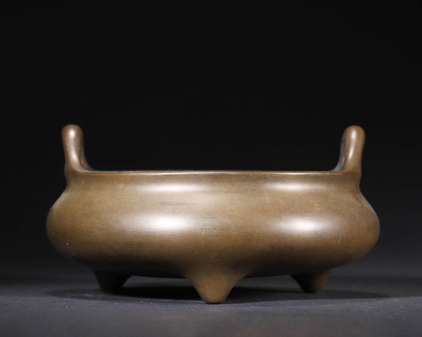 Qing Yongzheng Bronze Censer with Straight Handles & Three Feet: Diameter (Dia): 18.0cm (7.09in); Height (H): 9.0cm (3.54in); Weight (Wt): 1770.0g (3.9lb)Qing Yongzheng period piece, with official "Yongzheng Nian Zhi" mark. Refined copper, ancient patina, simple st