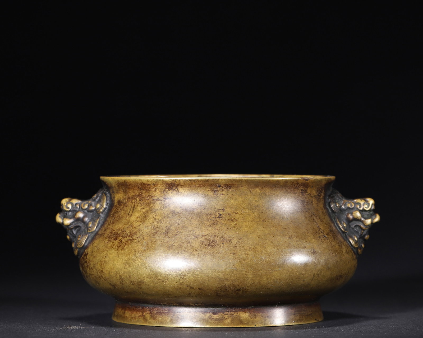 XUANDE PERIOD, MING DYNASTY: A BRONZE CENSER WITH LION-HEAD HANDLES, DOUBLE-DRAGON MARK AND "DA MING: 5.31" x 2.36" inches (13.5 cm x 6.0 cm) | Weight: 1.53 lbs (695.0 g)An imperial bronze censer from the Xuande period of the Ming Dynasty, with vivid lion-head handles, a rounded body, and a rich