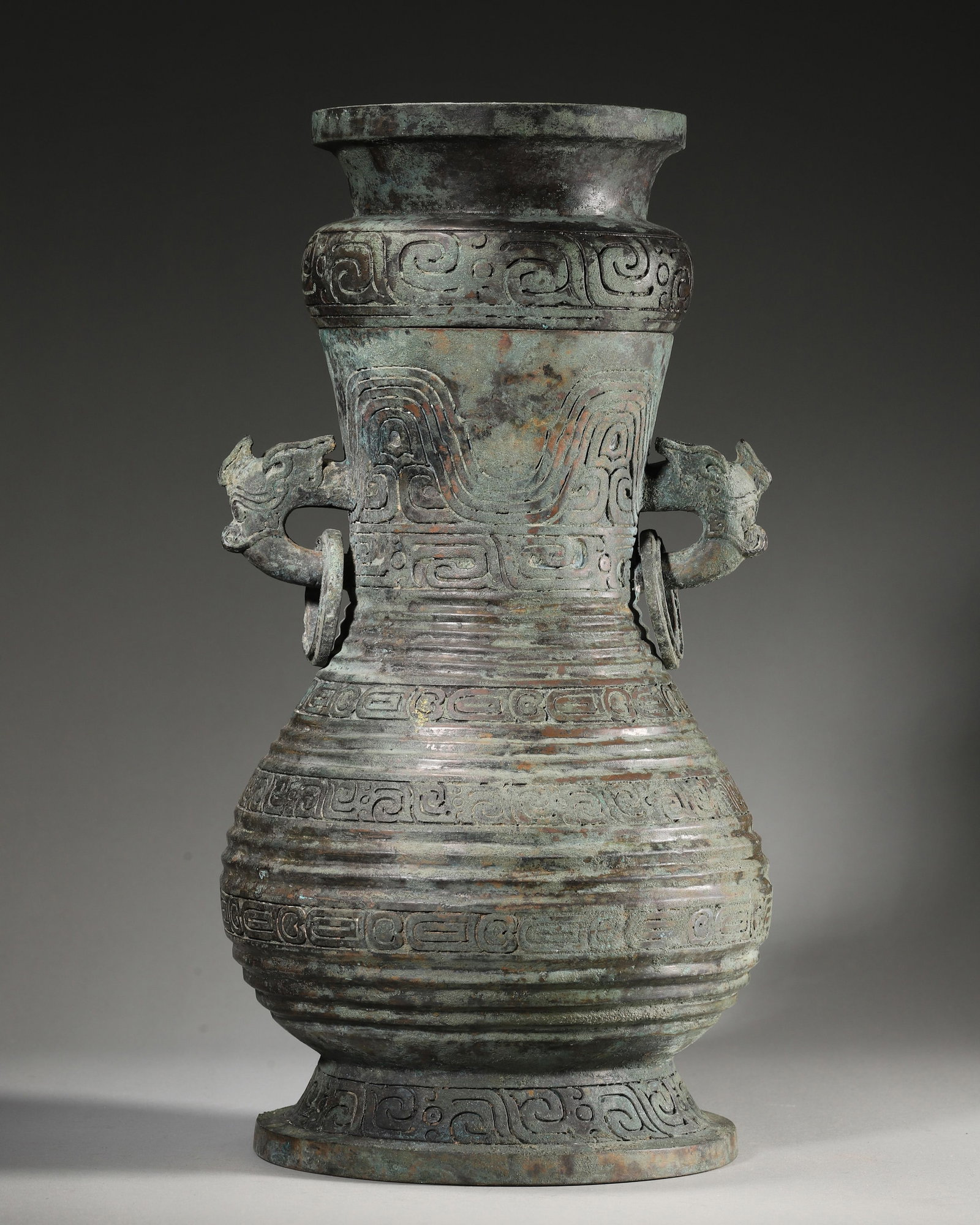 AN IMPORTANT ARCHAIC BRONZE VESSEL (HU) WITH BEAST-HEAD HANDLES, LATE WESTERN ZHOU TO EARLY SPRING (1 of 11)