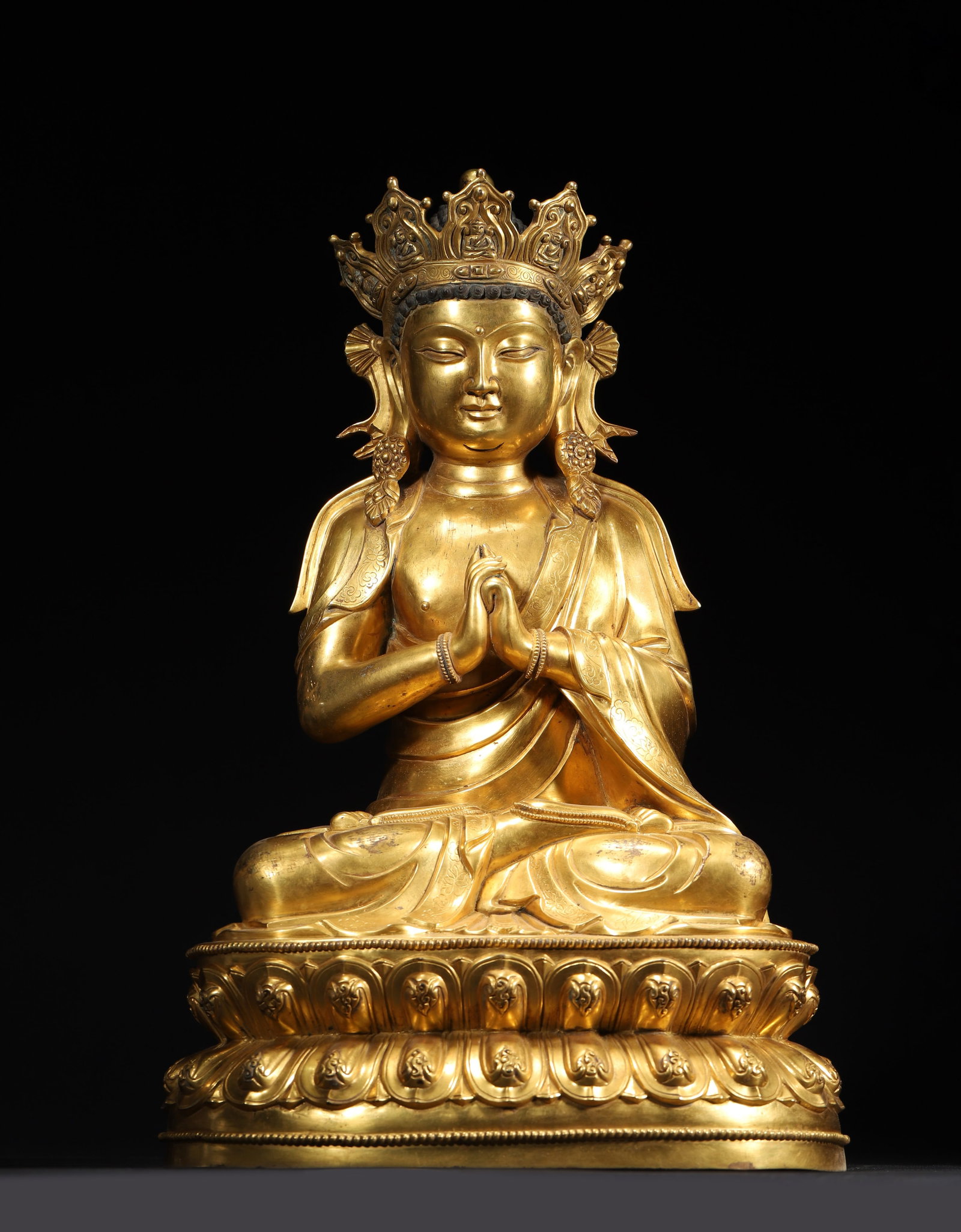QING DYNASTY, QIANLONG PERIOD (18TH CENTURY) GILT-BRONZE SEATED VAIROCANA BUDDHA: 10.63" x 7.87" x 17.72" inches (27.0 cm x 20.0 cm x 45.0 cm) | Weight: 25.35 lbs (11500.0 g)A court-style Buddha statue from the Qianlong period, featuring thick, lustrous gilt-bronze, a crowned Vairo