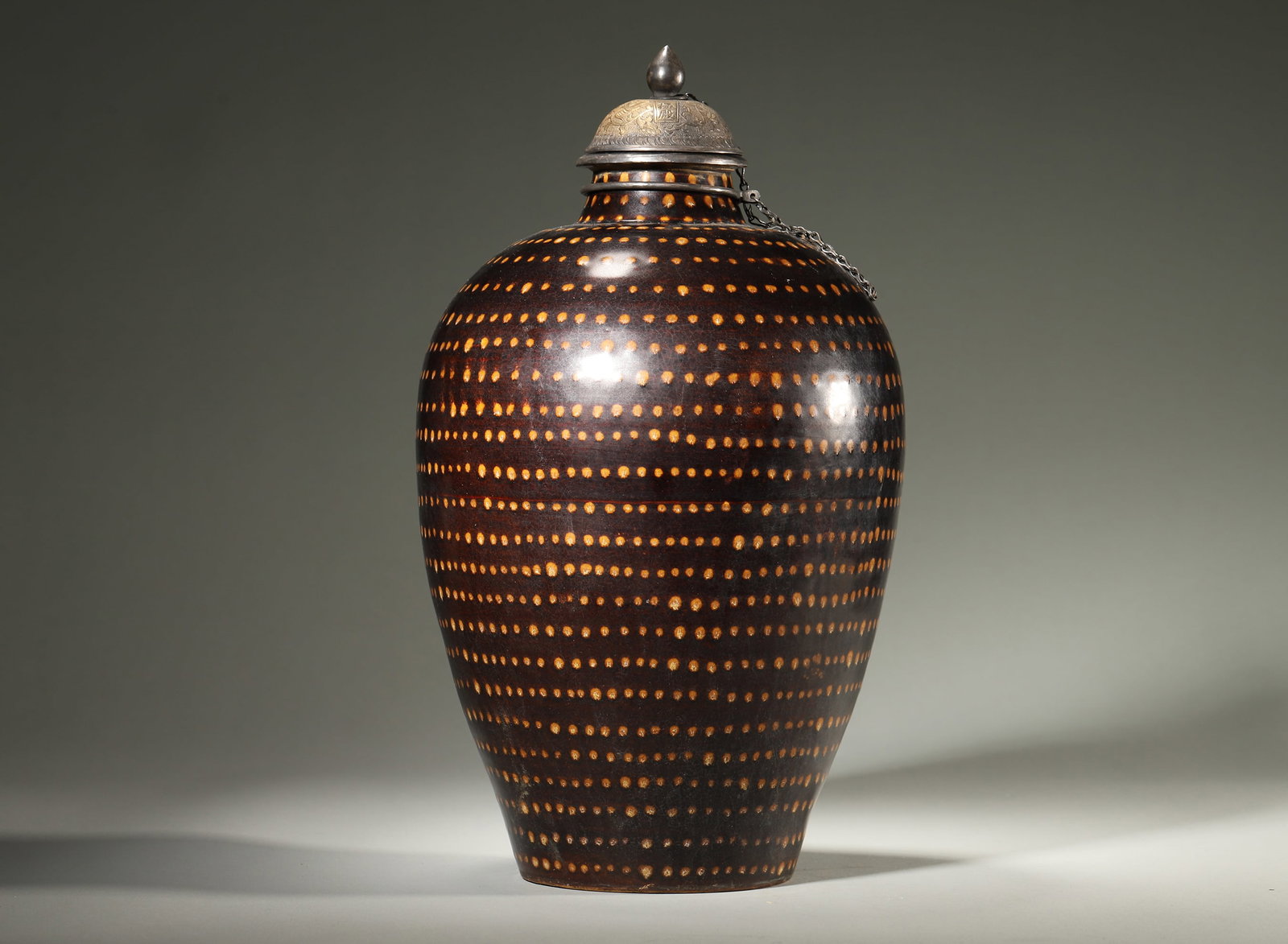 SONG DYNASTY, JIZHOU KILN BLACK-GLAZED MEIPING VASE WITH SPOTTED DECORATION (WITH SILVER COVER) (1 of 5)