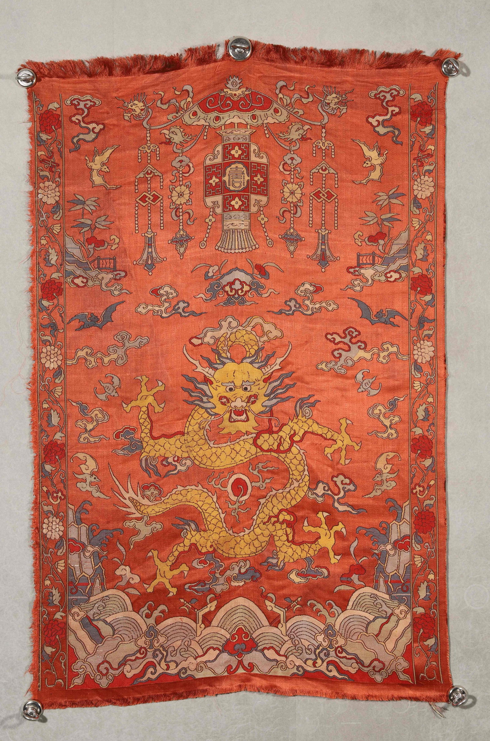 AN IMPORTANT CRIMSON SATIN WOVEN DRAGON HANGING SCREEN, QING DYNASTY (1 of 7)