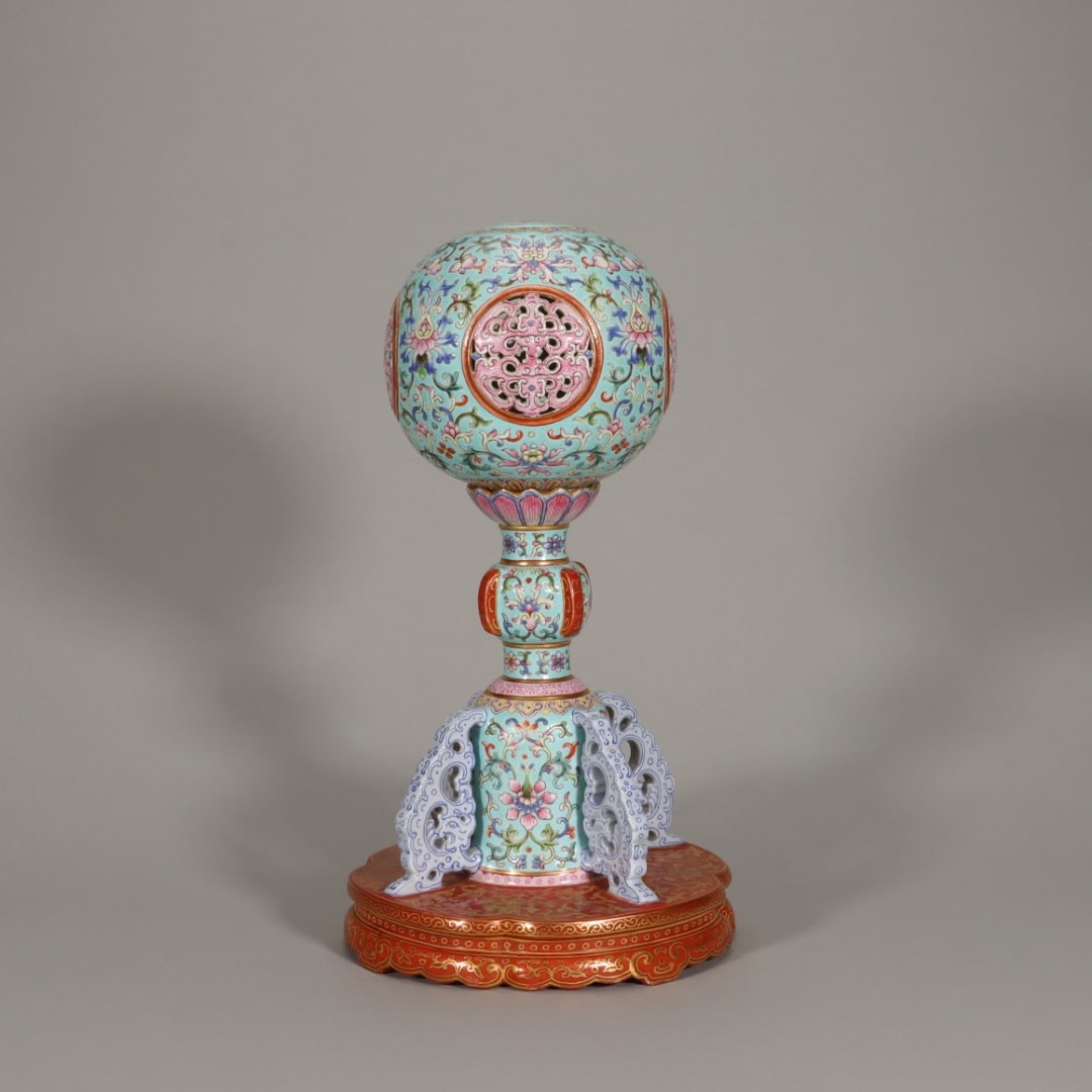 QING DYNASTY QIANLONG PERIOD, TURQUOISE-GREEN GLAZED OFFICIAL HAT STAND WITH TREASURE FLOWER (1 of 9)