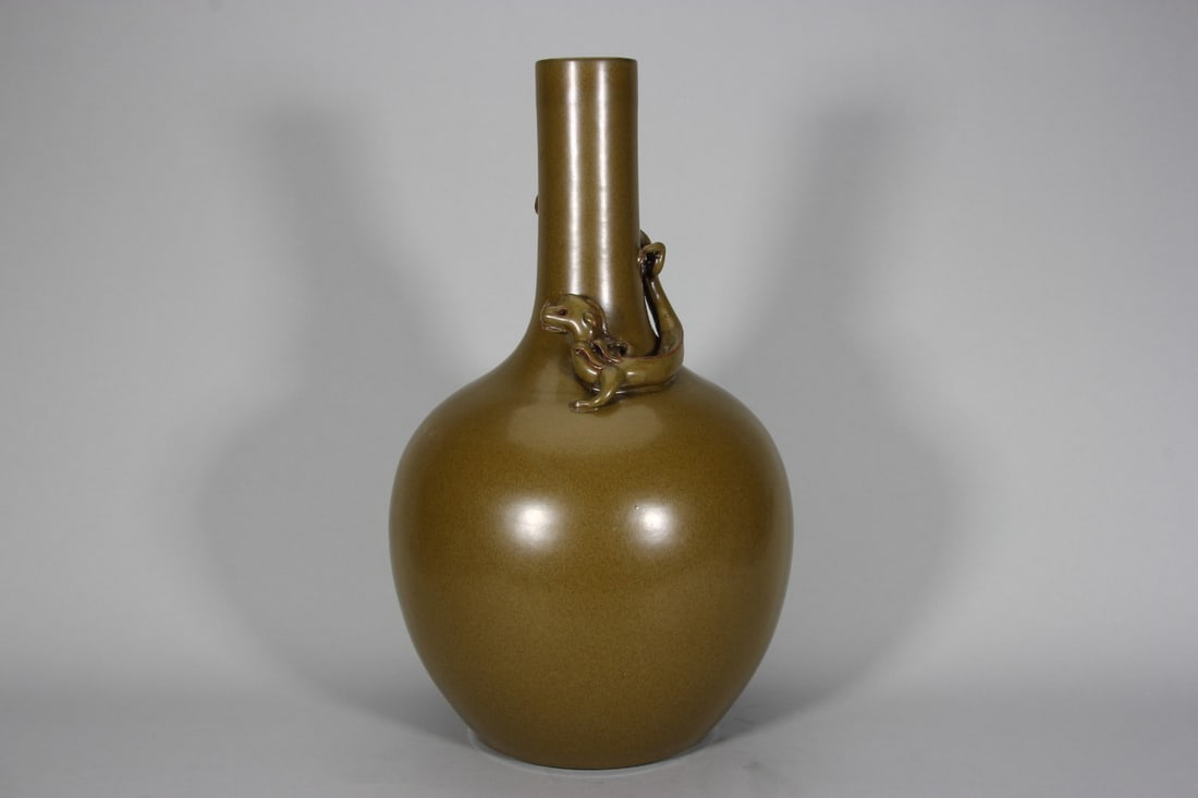 QING DYNASTY QIANLONG PERIOD, CHANGGUAN GLAZED CELESTIAL GLOBE VASE WITH COILED DRAGON PATTERNS (1 of 9)