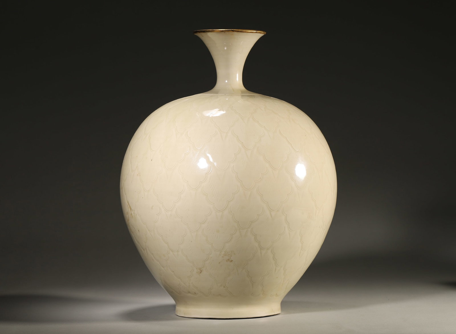 NORTHERN SONG DYNASTY, DING KILN WHITE-GLAZED VASE WITH CARVED LOTUS PETAL PATTERNS AND GILDED RIM (1 of 5)
