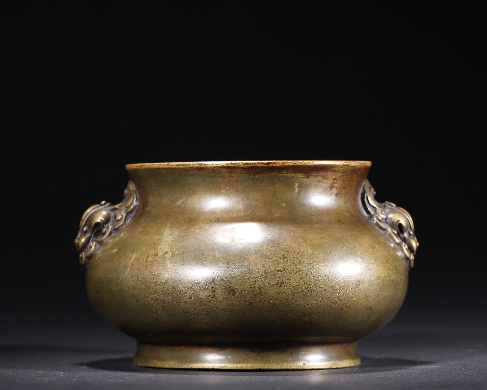 EARLY QING DYNASTY: A BRONZE CENSER WITH LION-HEAD HANDLES: 6.3" x 3.54" inches (16.0 cm x 9.0 cm) | Weight: 3.37 lbs (1528.0 g)A fine early Qing bronze censer with vivid lion-head handles, a rounded body, and a rich crab-shell patina.Reflecting artistic refin