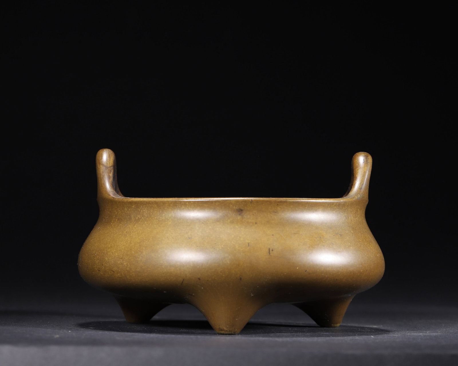 EARLY QING DYNASTY: A BRONZE TRIPOD CENSER WITH FLARING HANDLES: 5.91" x 3.15" inches (15.0 cm x 8.0 cm) | Weight: 2.43 lbs (1102.0 g)A fine early Qing bronze tripod censer with elegant flaring handles, a rounded body, and a rich eel-skin patina. Reflecting artisti
