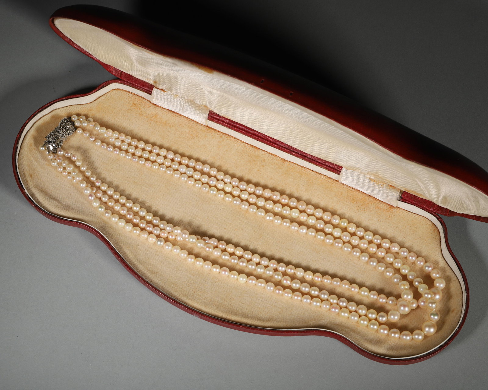 By a prominent London jeweler, 1950s–1960s, three-strand necklace with silver clasp, complete with (1 of 5)