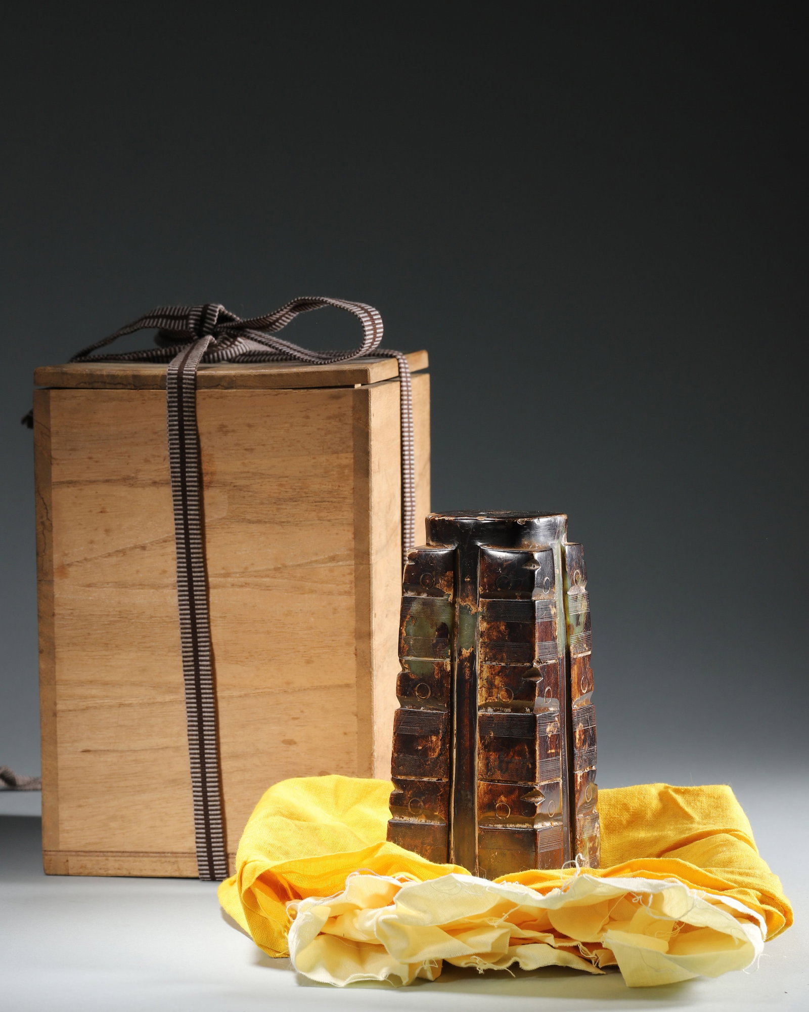 A jade cong vase: 6x15cm,1122g