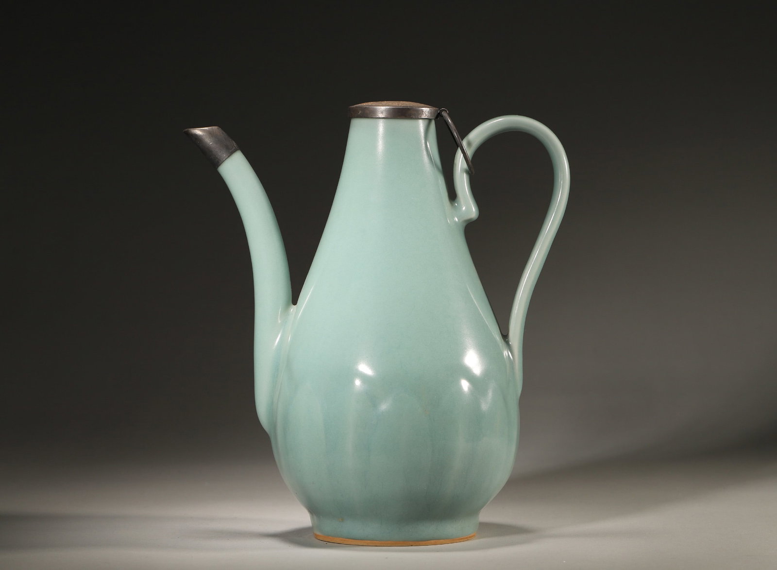 A SOUTHERN SONG DYNASTY LONGQUAN CELADON MELON-SHAPED EWER (1 of 5)