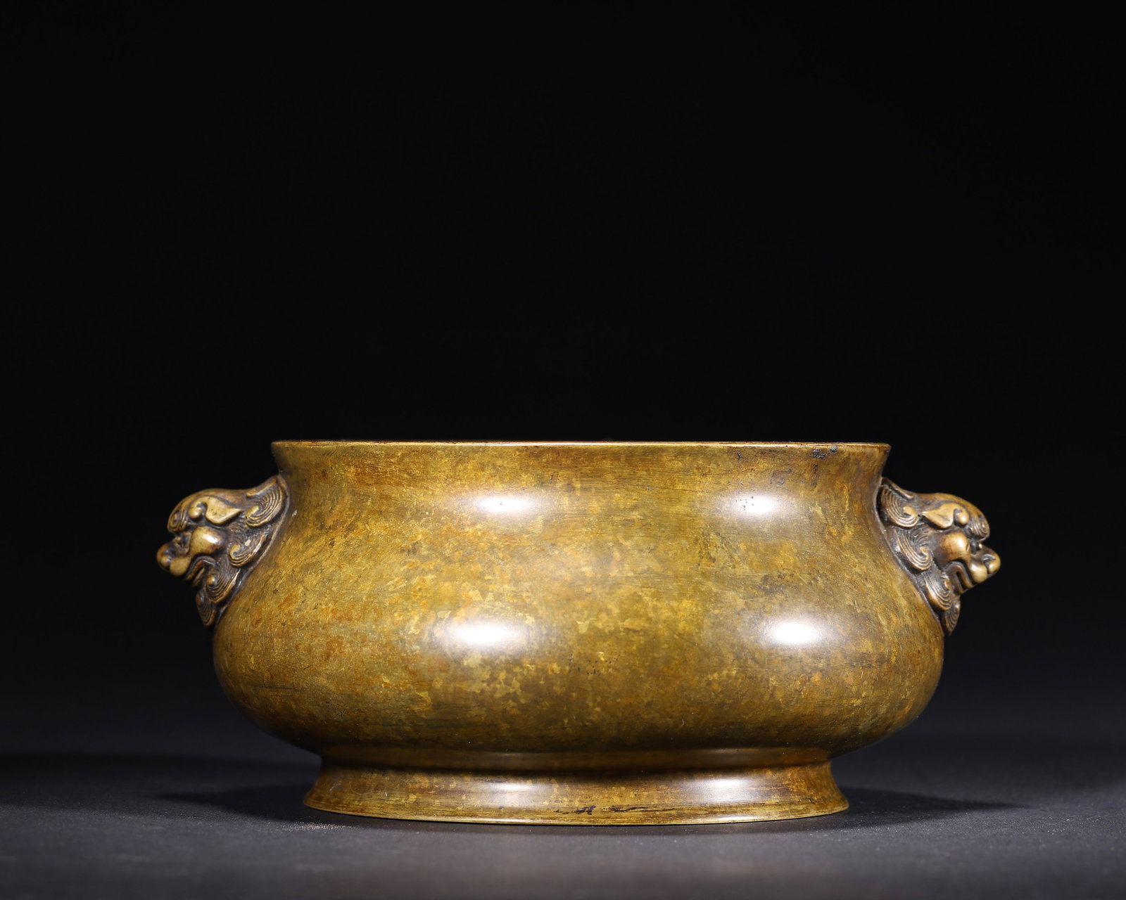 XUANDE PERIOD, MING DYNASTY: A BRONZE CENSER WITH LION-HEAD HANDLES, "DA MING XUAN DE NIAN ZHI" MARK: 6.3" x 2.76" inches (16.0 cm x 7.0 cm) | Weight: 2.39 lbs (1084.0 g)An imperial bronze censer from the Xuande period of the Ming Dynasty, featuring vivid lion-head handles, a rounded body. The base be