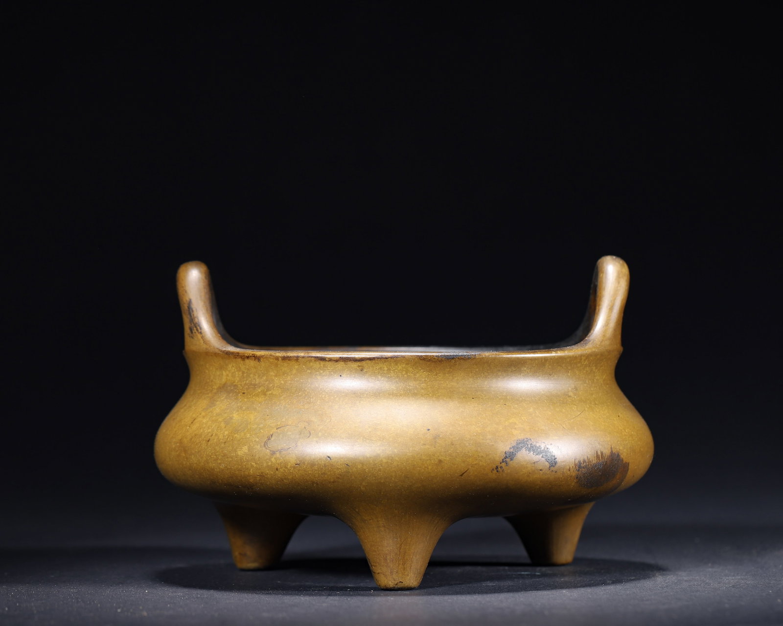EARLY QING DYNASTY: A BRONZE TRIPOD CENSER WITH FLARING HANDLES: 6.3" x 3.94" inches (16.0 cm x 10.0 cm) | Weight: 2.98 lbs (1351.0 g)A fine early Qing bronze tripod censer with elegant flaring handles, a rounded body, and a rich eel-skin patina.Reflecting literati