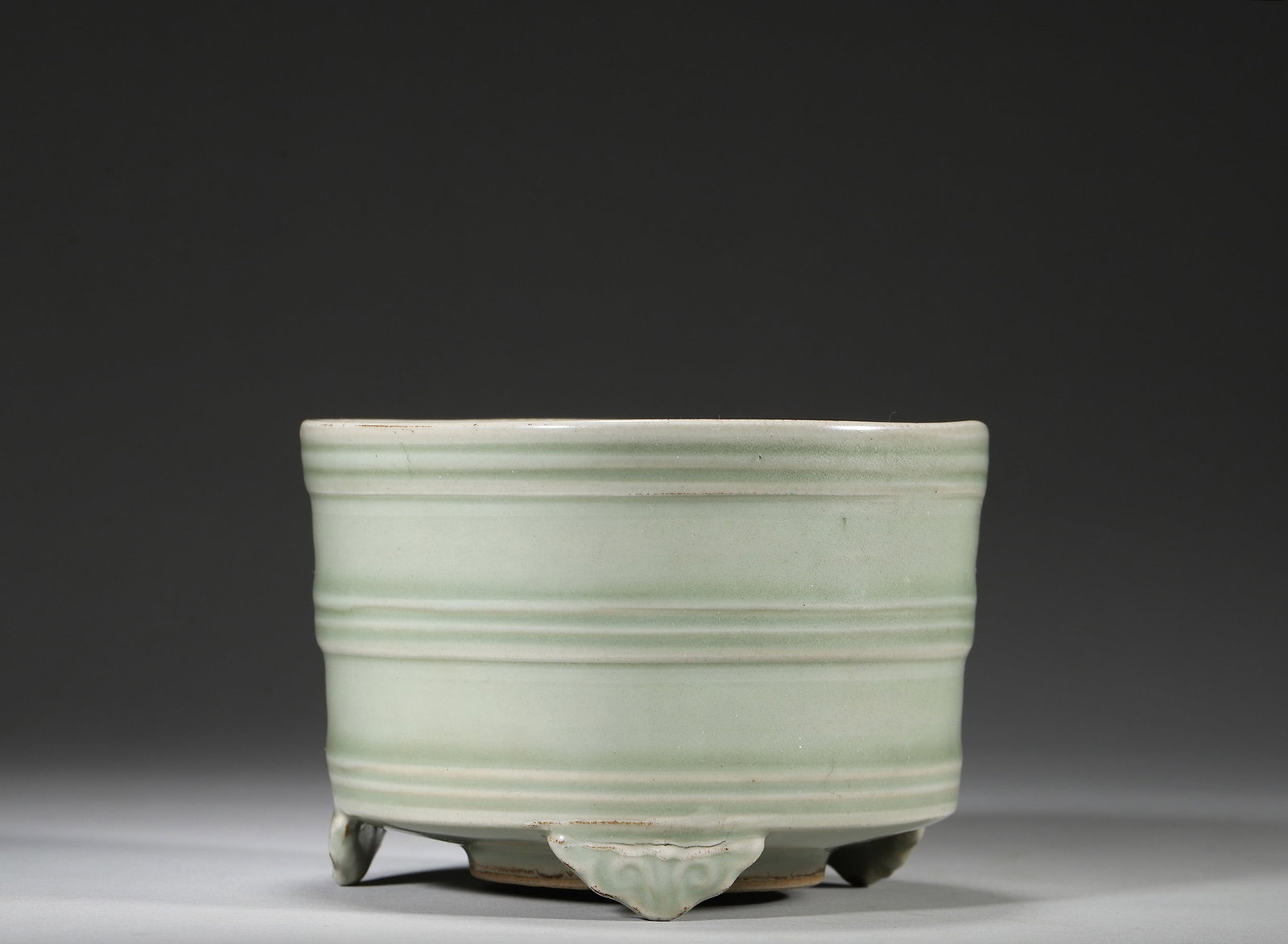SOUTHERN SONG DYNASTY, LONGQUAN CELADON TRIPOD CENSER WITH RIBBED DESIGN (1 of 5)