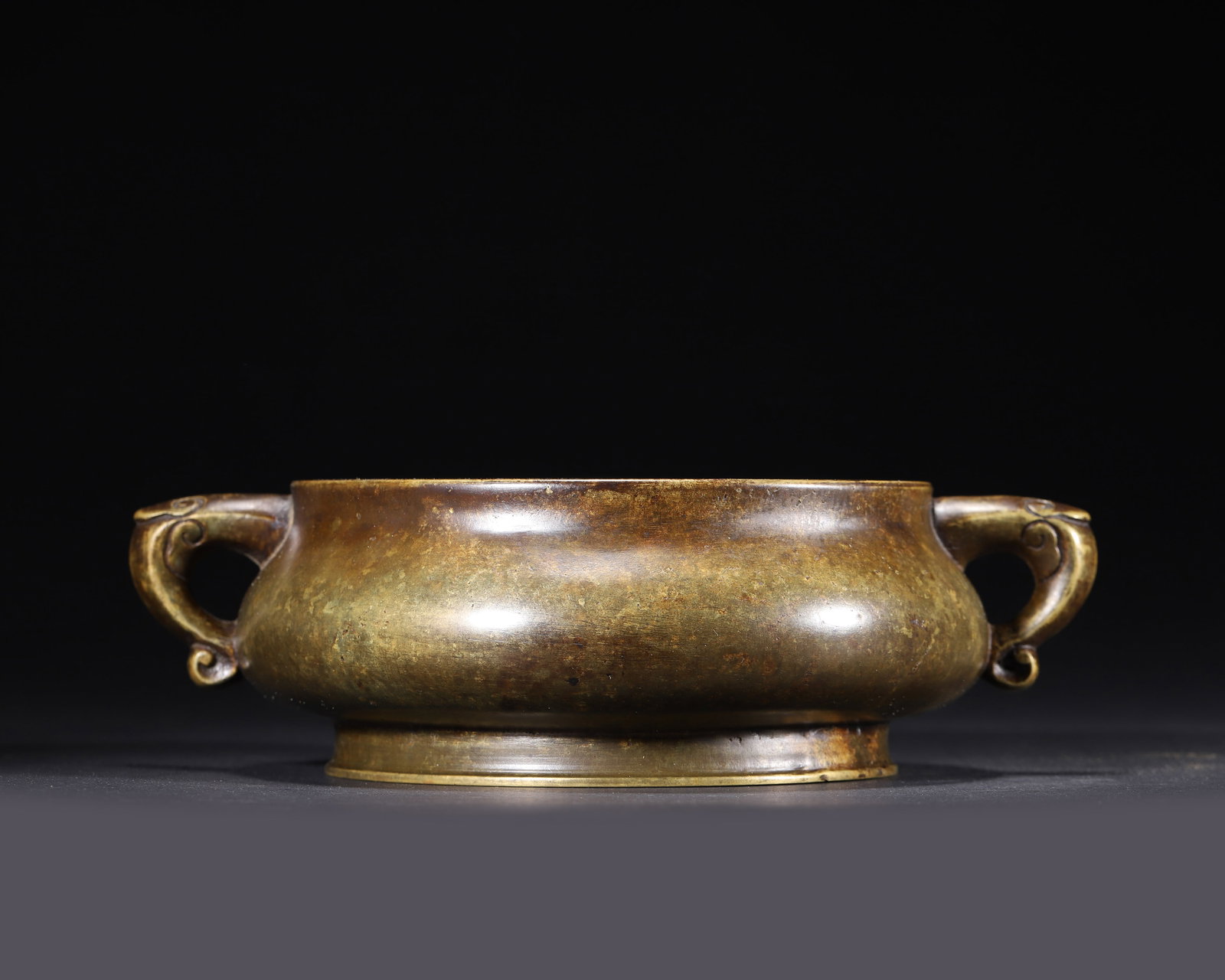 EARLY QING DYNASTY: A BRONZE CENSER WITH RUYI-FORM HANDLES (1 of 7)
