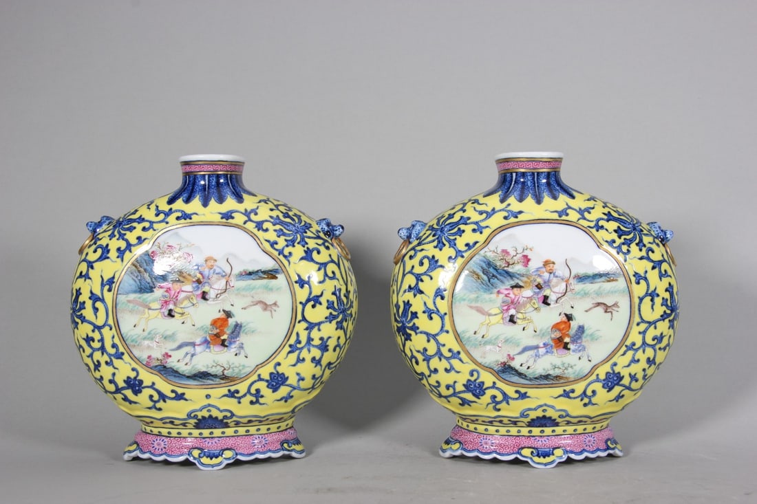 QING DYNASTY QIANLONG PERIOD, BLUE-AND-WHITE INTERLOCKING LOTUS VASE WITH YELLOW FILL, RESERVED: H: 7.09" (H:18cm)A fine pair of Qianlong period official kiln wall vases, with yellow-ground blue and white and famille rose hunting scenes. A masterpiece of Qing Dynasty porcelain art, embodying the