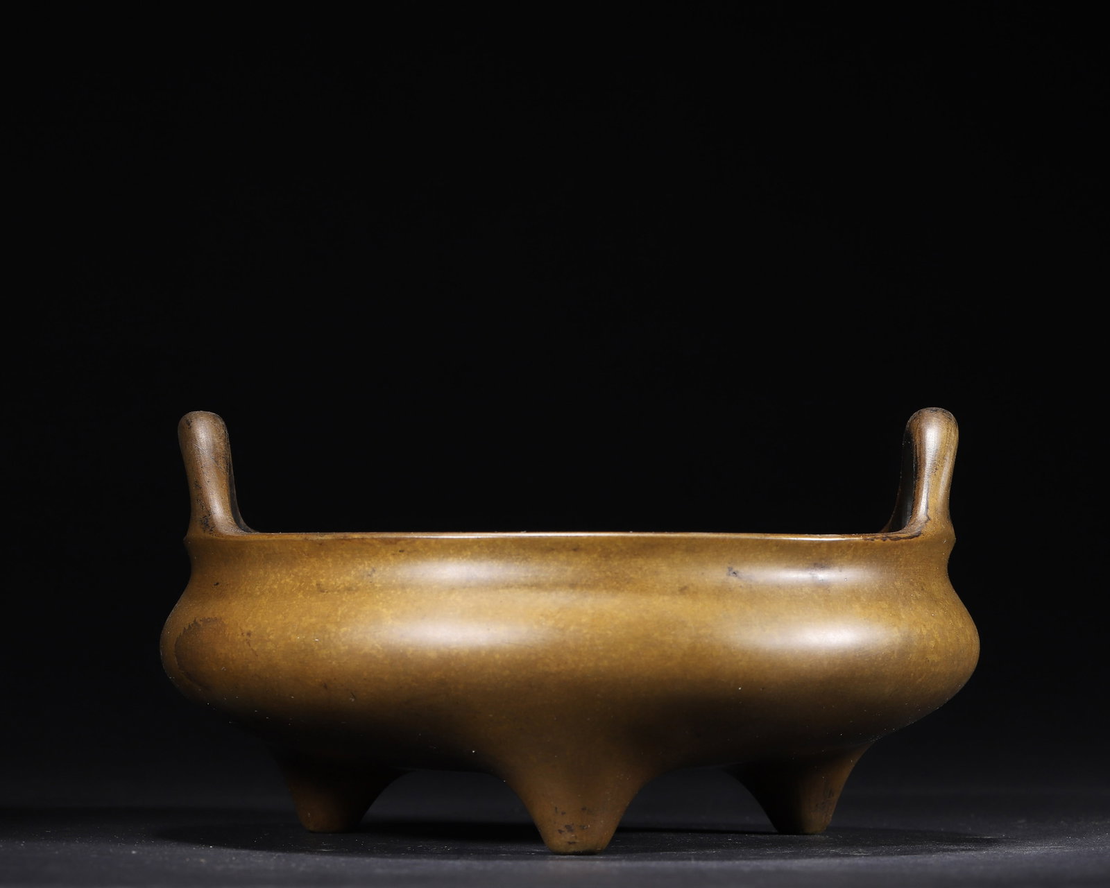 EARLY QING DYNASTY: A BRONZE TRIPOD CENSER WITH FLARING HANDLES: 6.69" x 3.54" inches (17.0 cm x 9.0 cm) | Weight: 3.14 lbs (1426.0 g)A fine early Qing bronze tripod censer with elegant flaring handles, a rounded body, and a rich eel-skin patina.Reflecting literati