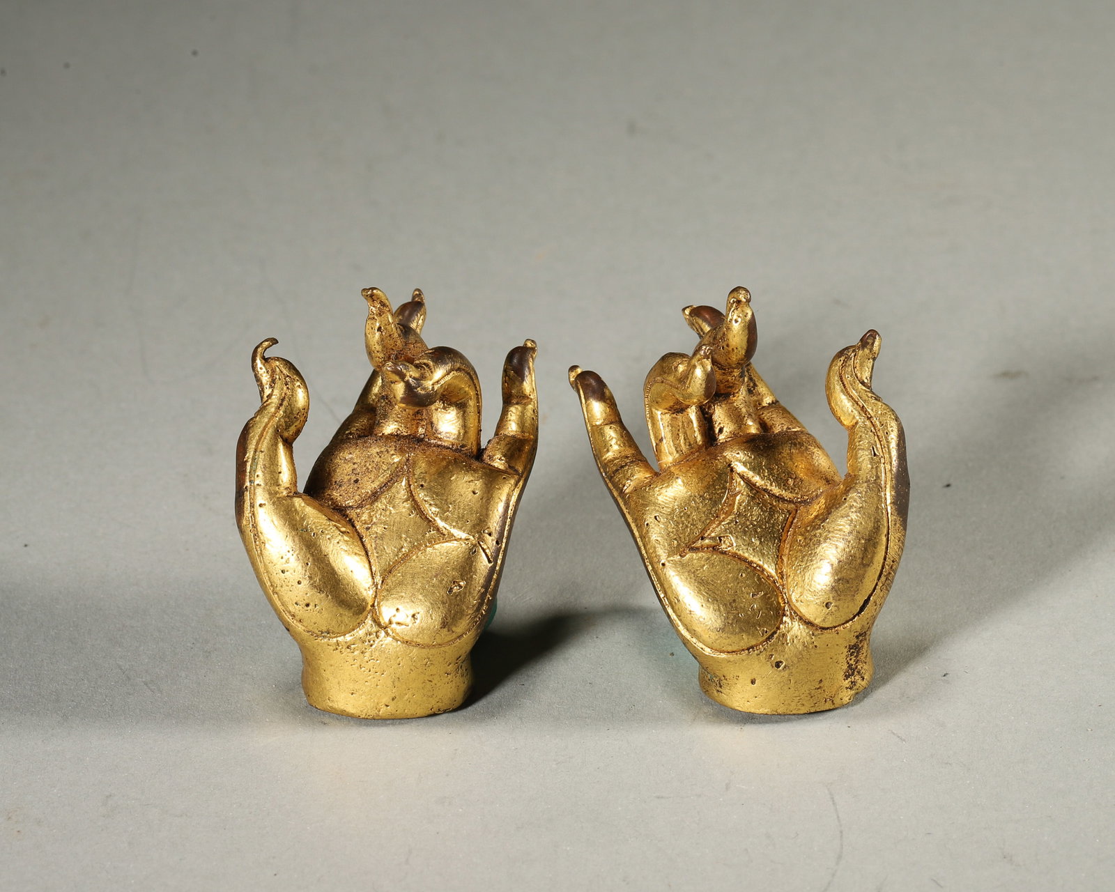 Gilt bronze Buddha's hand sculpture: L:3.8cm W:2.6cm WT:93g