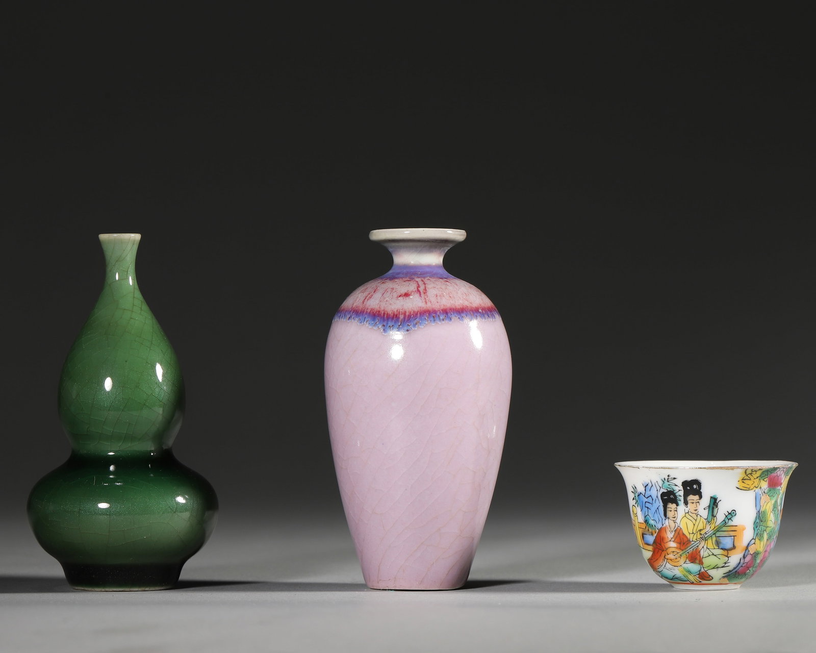 A group of porcelain snuff bottles: L:11.5cm W:11.5cm H:7cm